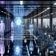 Futuristisches Datenzentrum als Parlamentsersatz, mit gläsernen Server-Racks, leuchtenden Datenströmen, humanoiden Lichtsilhouetten und schwebendem neuronalen Netz, verblasste Politiker am Rand.