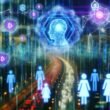 Neon-durchleuchtete Stadt im Jahr 2040 mit holografischen Datenströmen, leuchtenden Blockchain-Ketten und riesigen abstrakten KI-Formen, während kleine, fast durchsichtige Menschen in der futuristischen Szenerie erscheinen.
