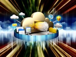 Moderne Daten-Cloud im Zentrum mit CRM-Dashboard, E-Mail-Symbol, Excel-Blatt, digitalen Ordnern und Sicherheitsschildern vor einer abstrahierten, digitalen Skyline und goldenen Datenströmen