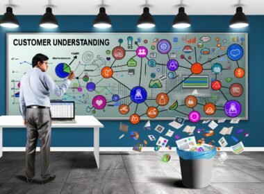 Frustrierter Marketingmanager im modernen Büro vor CRM-Dashboard, Whiteboard mit 'Kundenverständnis', aus dem Papierkorb ragende Excel-Listen und virtuelle Datensymbole verbinden verschiedene digitale Touchpoints.