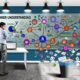 Frustrierter Marketingmanager im modernen Büro vor CRM-Dashboard, Whiteboard mit 'Kundenverständnis', aus dem Papierkorb ragende Excel-Listen und virtuelle Datensymbole verbinden verschiedene digitale Touchpoints.