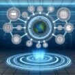 Stilisierte Daten-Schaltzentrale mit verbundenen Datenquellen, zentralem Dashboard, Echtzeit-Datenflüssen, Datensilos und Sicherheitssymbolen in moderner Grafik.