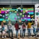 Content-Marketing-Team diskutiert vor großem Bildschirm mit digitalen Kalender- und Workflow-Dashboards in modernem Büro voller Notebooks, Tablets, Post-its und Automatisierungs-Symbole.