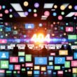 Breit aufgestelltes Redaktionsteam in einem digitalen Medienbüro voller Monitore mit bunten Daten, KI-Empfehlungen und Community-Chats, flexiblen Zahloptionen und Membership-Abzeichen, vor einer urbanen, leuchtenden Kulisse mit 404-Logo.