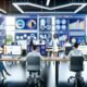 Motiviertes Redaktionsteam arbeitet mit KI-Analysetools, Content-Software und digitalen Assistenten in einem modernen, hellen Redaktionsbüro mit futuristischem Design.