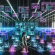 Futuristisches Büro mit Monitoren voller Amazon Ads Dashboards, Code-Editoren und KPI-Charts; Marketingprofi automatisiert Kreativtests mithilfe von Skripten und APIs in dynamisch beleuchteter Umgebung.