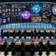 Hypermodernes Amazon Ads Command Center mit digitalen Dashboards, Echtzeitperformance, KI-Empfehlungen und nahtlosen Native Ad-Previews auf Produktseiten, im Hintergrund verblassende Banneranzeigen.