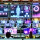 Futuristischer Maschinenraum mit digitalen Dashboards, holografischen Interfaces, KI-Visualisierungen und dynamischen Native-Ad-Formaten im industriellen, modernen Look.