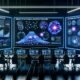 Ein Marketing-Team sitzt an einem langen Tisch im modernen Kontrollraum, umgeben von Monitoren mit Live-Daten-Dashboards, neuronalen Netzwerken und einem zentralen Predictive-Modell. Neonfarbene Linien, fließende Datenströme und ein dezentes Amazon-Logo prägen die Szene.