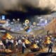 Digitale Wildwest-Szene: Marketer in moderner Kleidung suchen mit Goldrauschwerkzeugen nach Daten zwischen Cookies, Zustimmungsformularen, Datenmakler-Werbung und regulatorischen Wolken.