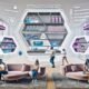 Futuristisches Wohnzimmer mit verschiedenen Menschen, die via VR-Headset in einer digital-gerenderten Shoppingwelt innovative 3D-Produktregale, Werbeschilder und personalisierte Empfehlungen erleben.