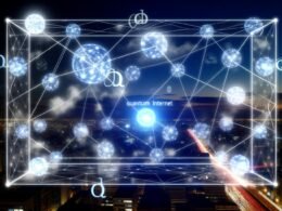 Leuchtendes futuristisches Datennetzwerk aus Qubit-Kugeln, geometrischen Linien und holografischen Kanälen in einer urbanen Skyline mit Quantum Internet-Schriftzug.