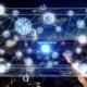 Leuchtendes futuristisches Datennetzwerk aus Qubit-Kugeln, geometrischen Linien und holografischen Kanälen in einer urbanen Skyline mit Quantum Internet-Schriftzug.
