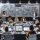 Marketing- und Content-Team arbeitet in einem modernen Redaktionsraum mit Laptops, Whiteboards, Datenvisualisierungen und Redaktionsplänen.