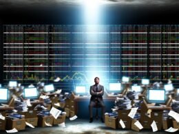 Gestresste Marketing-Person in einem Kellerraum mit veralteten Computern, endlosen Excel-Tabellen und bunten Dashboards; Lichtstrahl hebt goldenen Daten-Schlüssel hervor.