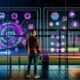 Marketing-Team steht vor mehreren Monitoren mit komplexen Datenmodellen und bunten Datenströmen in einem modernen, neonbeleuchteten Büro.