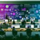 Modernes Redaktionsbüro mit großen Daten-Dashboards, Whiteboards voller Ideen und Journalisten, die Inhalte und Analysen gemeinsam besprechen.