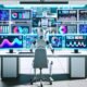 Ganzseitige Illustration eines transparenten futuristischen KI-Agenten an einem Schreibtisch mit Apple-Geräten und großen Bildschirmen voller Datenvisualisierungen, Apple News-Logos und Werbeanzeigen in einem modernen High-Tech-Office.