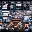 Digitale Redaktion im Loft-Stil mit großen Monitoren, Team bei der Entwicklung von Post-Paywall-Strategien, Datenvisualisierungen, Community-Features und Social-Media-Icons.