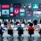 Vielseitiges Redaktionsteam wertet gemeinsam Content-Performance-Daten aus, im Hintergrund sind digitale Medien, Artikelvorschauen und soziale Netzwerksymbole zu sehen.