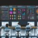 Diverse Content-Expertinnen und Experten arbeiten gemeinsam im modernen, minimalistischen Maschinenraum an großen Computermonitoren mit Workflows, Redaktionskalendern und SEO-Analysen, umgeben von leuchtenden KI- und API-Icons.