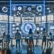 Gruppe von Online-Marketing-Expert:innen diskutiert vor Hologramm-Displays mit AR-Marketing-Formaten in modernem Tech-Lab-Setting.