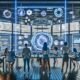 Gruppe von Online-Marketing-Expert:innen diskutiert vor Hologramm-Displays mit AR-Marketing-Formaten in modernem Tech-Lab-Setting.