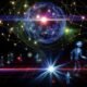 Abstrakte Illustration eines futuristischen Netzwerks mit leuchtenden Linien, holografischen KI-Agenten, Datenströmen und einer schimmernden Kugel, die KI, Edge Computing und XR symbolisiert.