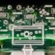 Moderner Arbeitsplatz mit großem Monitor und Blog-Dashboard, umgeben von SEO-Symbolen, Kalenderjahren und vielfältigen Content-Elementen wie Listen und Tabellen, alle durch digitale Links verbunden.