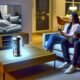 Modernes Wohnzimmer mit zwei Personen auf einem Sofa, einer digital eingefügten, leuchtenden Getränkedose auf dem Tisch und einem Fernseher mit pausierter Serie im Hintergrund.