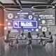Offenes Büro-Loft mit Digital-Marketing-Profis im analytischen Meeting zu Influencer Blog Marketing, SEO und KPI-Tracking.