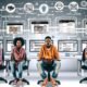 Junges, modernes Marketing-Team sitzt entspannt in einem innovativen Büro vor Bildschirmen mit Blogartikeln, Newslettern und Automatisierungs-Tools wie Mailchimp, Zapier und Make. Digitale Datenströme verbinden die Monitore – Symbole für Effizienz und Wachstum im Hintergrund.