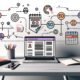 Moderne minimalistische Illustration eines Schreibtischs mit Laptop, Notizbuch, Kalender und Smartphone sowie digitalen Content-Workflows, SEO-Charts und Marketing-Icons im Hintergrund.