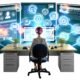 Futuristische Illustration einer Marketerin an einem modernen Arbeitsplatz mit Monitoren, auf denen Blog- und Newsletter-Tools sowie Automatisierungs-Workflows und Datenpunkte zu sehen sind.
