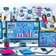 Futuristischer Marketing-Arbeitsplatz mit Monitoren, Dashboard, API-Integrationen, Notebooks, Kaffeetassen, Smartphone und dynamischen Profis im modernen Büro.