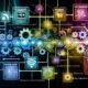 Futuristische Illustration vernetzter Nischenblogs mit individuellen Layouts, verbunden durch leuchtende Linien, umgeben von API-Codes, RSS-Icons und SEO-Diagrammen. Zahnräder, Cloud-Symbole und Teamwork verstärken die Idee von Innovation und Kooperation.