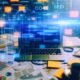 Laptop auf unordentlichem Schreibtisch mit Notizzetteln, Fachbüchern und leuchtenden SEO-Diagrammen, umgeben von holografischen Datenströmen und Internet-Symbolen.