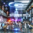 Visionäres Großraumbüro mit diversen Kreativen, digitalen Hologrammen, KI-Avataren und modernen Analyse-Tools in lebendiger, futuristischer Umgebung.