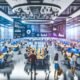 Futuristisches Open Office mit multikulturellem Team, digitalen Dashboards, großen Bildschirmen und KI-generierten Inhalten – modern und technologiegeladen.