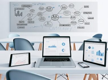 Moderner, minimalistischer Schreibtisch mit mehreren Geräten, geöffneten Blogmetriken-Dashboards und Whiteboard voller SEO-Strategien im Hintergrund.