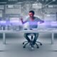 Illustration eines professionellen Bloggers im modernen Workspace, bei der Analyse von SEO-Daten, Traffic-Statistiken und Topic-Clustern, mit Visualisierung mehrerer Traffic-Quellen im Hintergrund.