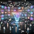 Futuristisches Büro mit transparenten Displays, KI-gesteuerten Werbekampagnen, einem holographischen Assistenten und kreativen Teams in lebendiger Arbeitsatmosphäre.