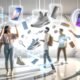 Personen in moderner Kleidung interagieren mittels AR-Brillen und Gesten mit halbtransparenten, schwebenden 3D-Hologrammen von Produkten in einem futuristischen, hellen Raum.