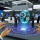 Business-Besucher auf einer Messe interagieren mit einem leuchtenden, futuristischen Hologramm einer Smartwatch, während im Hintergrund traditionelle Messestände zu sehen sind.