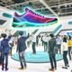 Futuristischer Messestand mit schwebendem, rotierendem Hologramm-Sneaker, umgeben von interagierenden Besuchern und verblassten klassischen Displays im Hintergrund