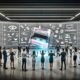 Geschäftsleute nutzen in einem modernen, offenen Büro ein interaktives Hologramm-Produkt mit Tablets, Smartphones und AR-Brillen; LED-Wände zeigen digitale Marketingbegriffe und Grafiken.