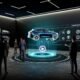 Messebesucher in Business-Outfits steuern in einem dunklen, futuristischen Showroom ein schwebendes, realistisch wirkendes 3D-Auto-Hologramm per Handgesten; daneben leuchtende Overlays und KPIs.