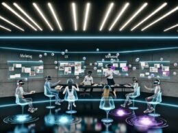 Futuristischer digitaler Arbeitsbereich mit Kreativen in AR/VR-Headsets, die an holografischen 3D-Grafiken und Storyboards zusammenarbeiten