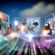 Diverse Menschen interagieren mit holografischen 3D-Werbeanzeigen in einer futuristischen Umgebung, während alte Bannerwerbung verblasst.