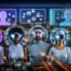 Vielfältige Gruppe nutzt Hologramm-Werbung, AR-Brillen, VR-Headsets und moderne Touchscreens in futuristischer Nachtstadt mit dynamischen, leuchtenden Farben.